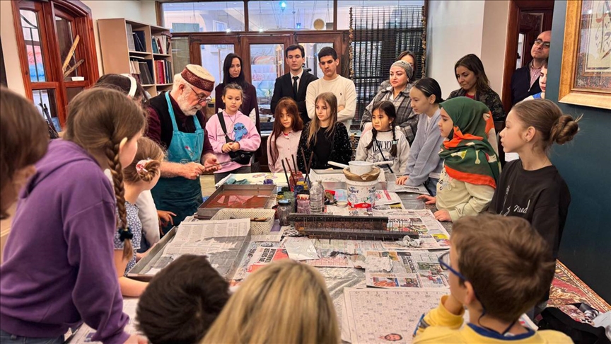 İstanbul'da görevli yabancı diplomatların çocuklarının ebru sanatını tanıması için etkinlik düzenlendi