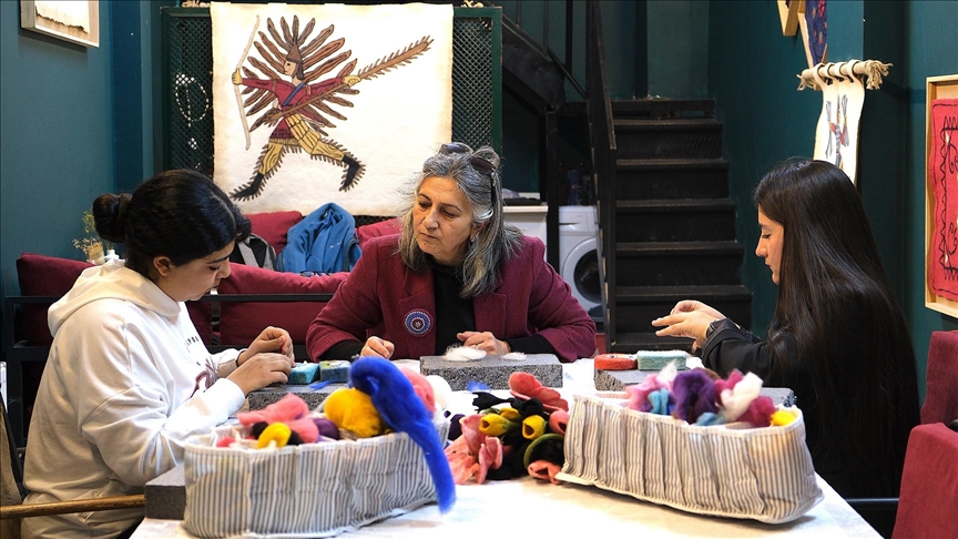 Keçe sanatçısı kadın, sanatını gelecek nesillere aktarmayı hedefliyor