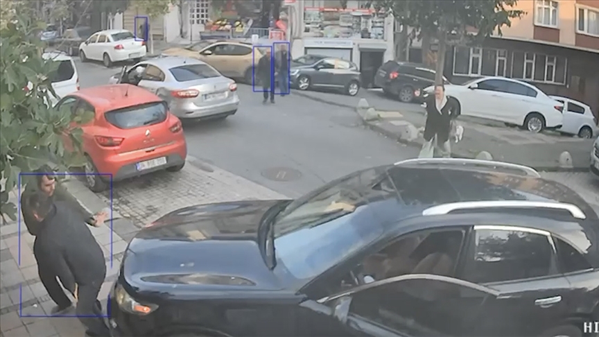 İstanbul'da kullandığı otomobilden düşen sürücüye geri gelen aracının çarpması kamerada