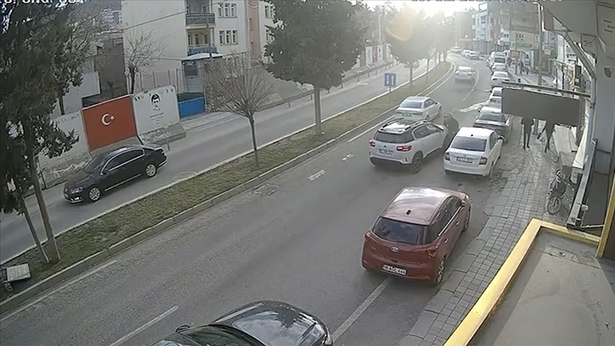 Mardin'de otomobilin yayaya çarptığı anlar kameraca kaydedildi