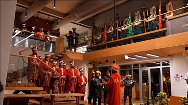 Düzce'de sahura kadar açık olan kütüphanede öğrencilere mehteranlı sürpriz