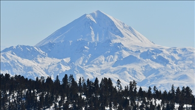 Li Qersê berfa ku rêyên gundan girtibûn hat paqijkirin û rê hatin vekirin