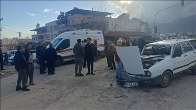 Li Hatayê 2 otomobîl li hevdu qelibîn, 4 kes birîndar bûn