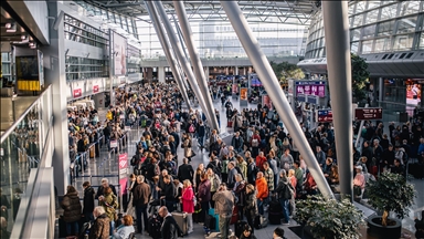 Münih Havalimanı'nda 500 yolcu lojistik aksaklıklar nedeniyle kış ortasında Lufthansa uçaklarında sabahladı