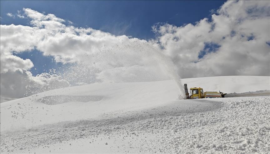 Li Mûşê di rêya ku çendîn mêtre berf ketiye ser da xebata dijwar