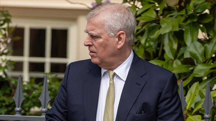 Dossiers Epstein : Des activistes accrochent une photo de l'ex-prince Andrew sortant du commissariat au musée du Louvre