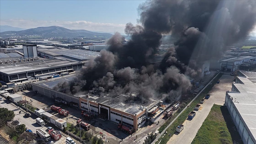Manisa'da şekerleme fabrikasında yangın çıktı