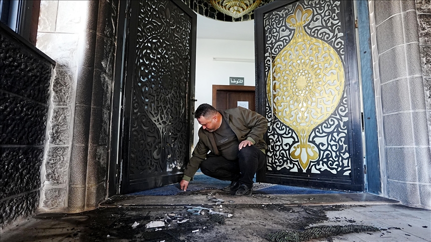 Filistin topraklarını gasbeden İsrailliler, Batı Şeria'da bir caminin girişini yaktı