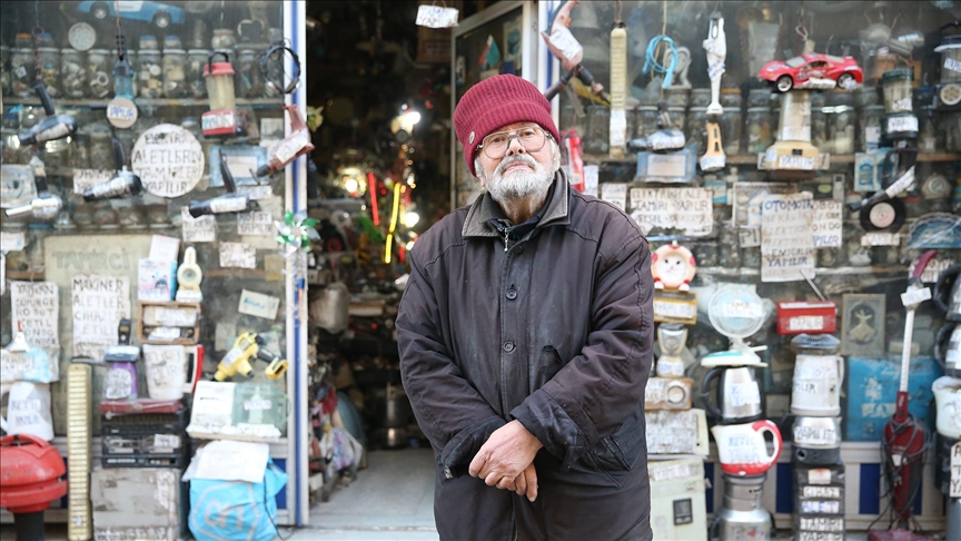 72 yaşındaki Veysel usta küçük dükkanındaki binlerce malzemenin arasından aradığını bularak tamir yapabiliyor