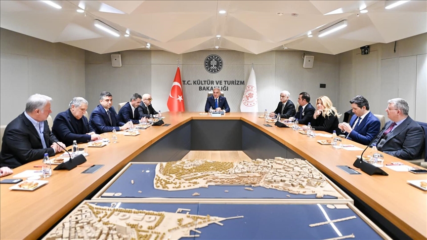 Kültür ve Turizm Bakanı Mehmet Nuri Ersoy, AKM'de yapımcılarla bir araya geldi