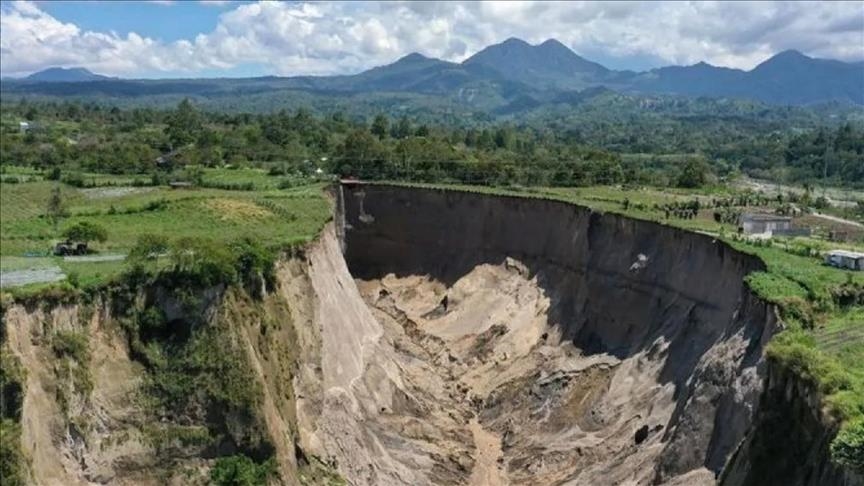 В Индонезии площадь гигантской воронки превысила 30 тыс. кв. метров