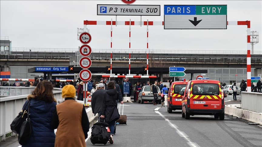 France : un enfant de 11 ans maintenu six jours à Orly malgré un passeport et un visa valides