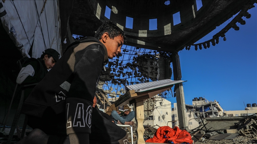 Filistinli çocuklar, cami enkazında Kur’an-ı Kerim okuyarak ramazanı değerlendiriyor