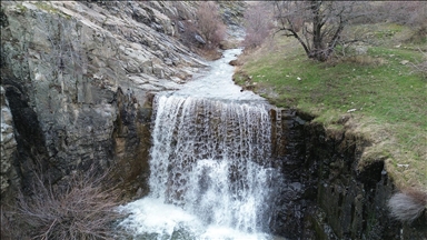 Evci Şelalesi eriyen kar ve yağmurla yeniden çağlamaya başladı