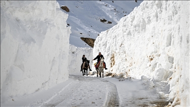 "Kar koridoru"ndan geçerek ilçeye ulaşıyorlar