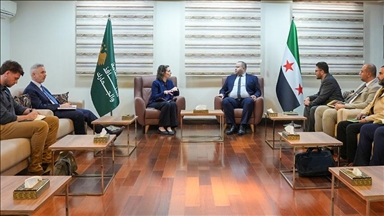 لندن ودمشق تبحثان تسهيل تدفق المساعدات إلى سوريا