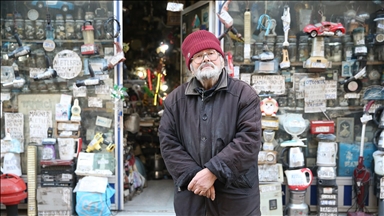 72 yaşındaki Veysel usta küçük dükkanındaki binlerce malzemenin arasından aradığını bularak tamir yapabiliyor
