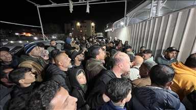 İsrail, ramazanda Refah'tan Gazze'ye dönen oruçlu Filistinlileri saatlerce bekletiyor