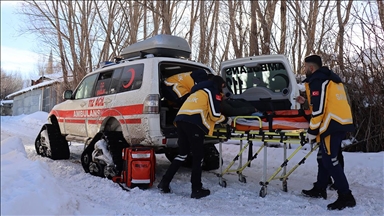 Erzincan'da sağlık ekipleri kışın kırsaldaki hastalara paletli ambulanslarla ulaşıyor