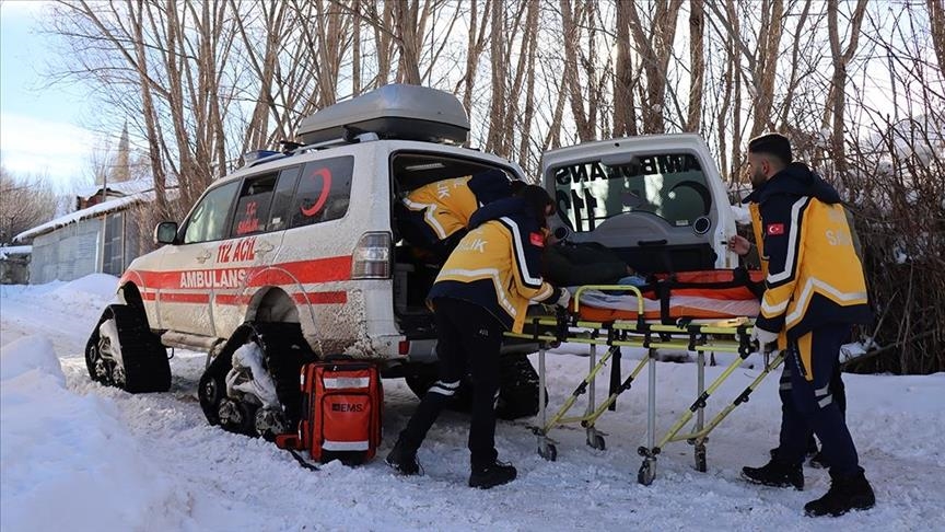 В турецком Эрзинджане медицинские бригады добираются до пациентов в сельской местности на гусеничных машинах