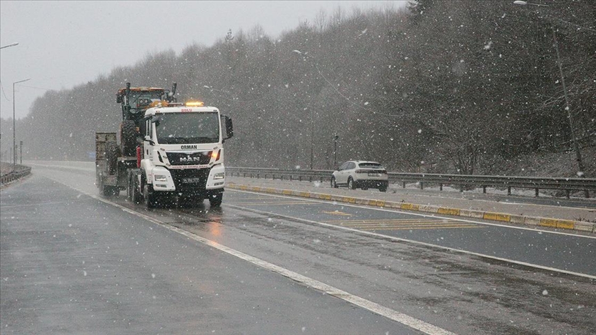 D-100 kara yolunun Bolu Dağı geçişinde kar etkili oluyor