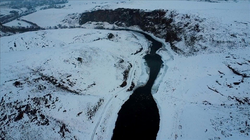 Dîmenên Newala Akyakaya bi berfê spîçîl bû bi droneê hatin kişandin