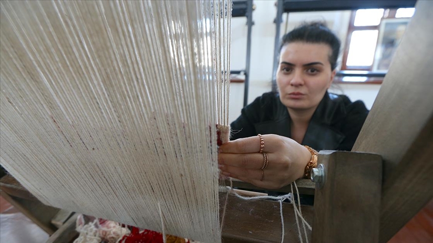Coğrafi işaretli Kars halısı kadınların ellerinde geleceğe taşınıyor