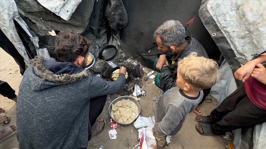 Gazze'de Filistinliler mutfak tüpü krizi nedeniyle iftar ve sahurlukları karton ve plastik ateşinde hazırlıyor