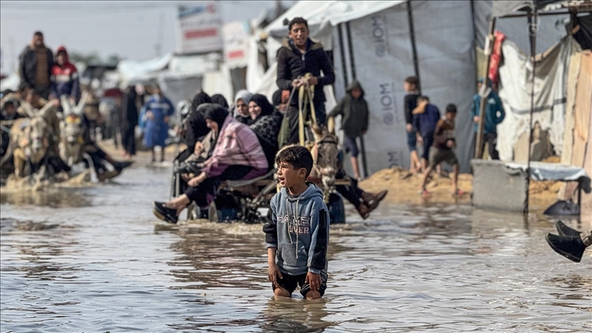  Силни врнежи ги поплавија шаторите на раселените Палестинци во Газа поради студен бран