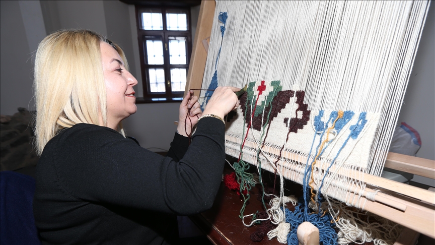 Xalîçeya Qersê ya îşareta coxrafî hildaye bi destê jinên Qersî ji nû va tên çêkirin