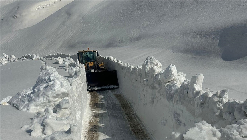 Li Hekariyê ekîb rêya baregeha di bin berfê da vedikin
