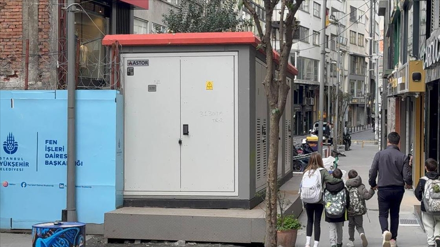 Şişli'de İBB'nin yola taşıdığı trafoya esnaftan tepki