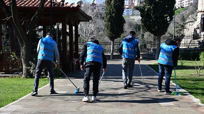 Şeyh Edebali Külliyesi'nin ramazan ayı bakımı yükümlülerce yapılıyor