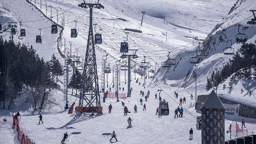 Li navendên xweşiqitandinê qalindahiya berfê herî zêde bi 233 santêmî va li Palandokenê hat pîvan