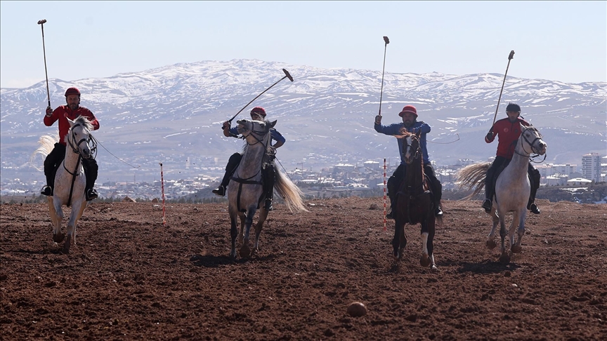 Geçmişi yüzyıllar öncesine dayanan atlı spor geleneği "çevgan" Sivas'ta yaşatılıyor