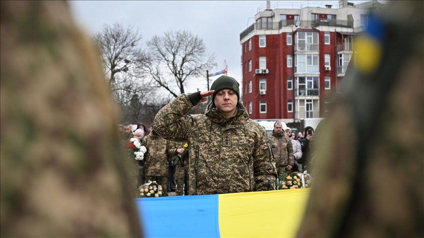 Ukraine: Emmanuel Macron se dit « très sceptique » sur la possibilité d’une « paix à court terme »