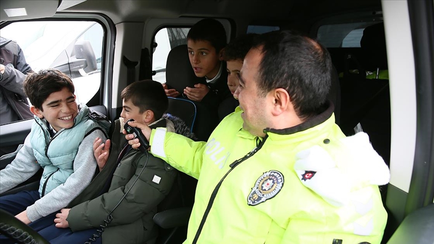 Muş'ta polisler çocukların mutluluğu için sahada