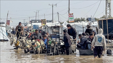 Gazze'de yerinden edilen Filistinlilerin çadırlarını şiddetli yağış nedeniyle su bastı