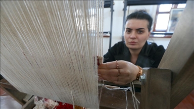 Coğrafi işaretli Kars halısı kadınların ellerinde geleceğe taşınıyor