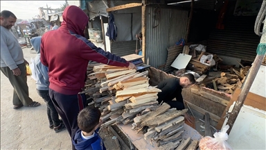 Gazze'de Filistinliler mutfak tüpü krizi nedeniyle iftar ve sahurlukları karton ve plastik ateşinde hazırlıyor