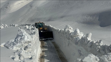 Li Hekariyê ekîb rêya baregeha di bin berfê da vedikin