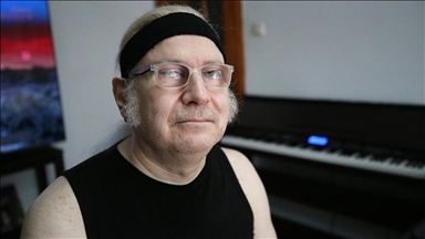 Besteleriyle hayata bağlanan görme engelli Öztürk'ün hedefi albüm çıkarmak