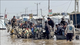 Gazze'de yerinden edilen Filistinlilerin çadırlarını şiddetli yağış nedeniyle su bastı