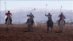 Geçmişi yüzyıllar öncesine dayanan atlı spor geleneği "çevgan" Sivas'ta yaşatılıyor
