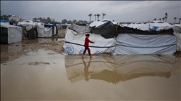 Gazze'de yerinden edilen Filistinlilerin çadırlarını şiddetli yağış nedeniyle su bastı
