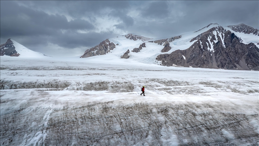 Турецкие ученые совершили восхождение на ледник Шусмит в Антарктиде