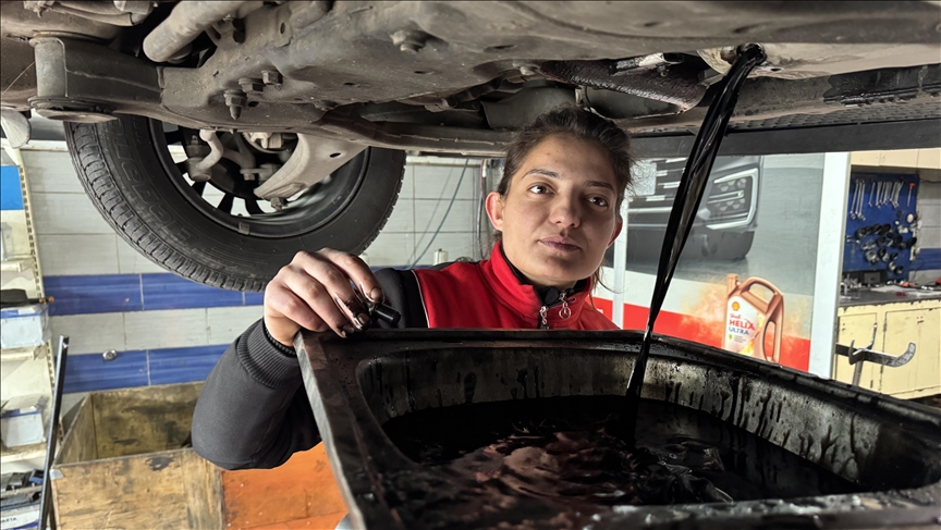 Механичарка ги урива предрасудите, мајсторката Хатиџе врши редовен сервис и поправка на автомобили