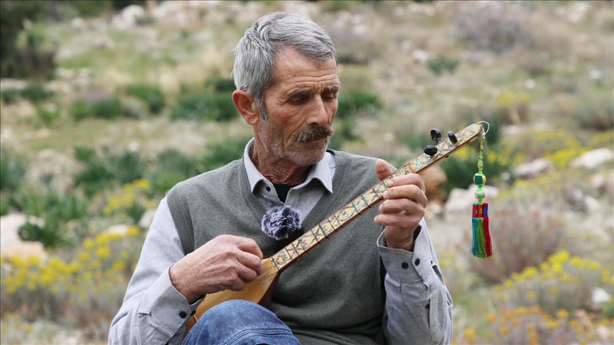 Cura ustası Osman Kırca "Yaşayan İnsan Hazinesi" ödülünün onurunu yaşıyor