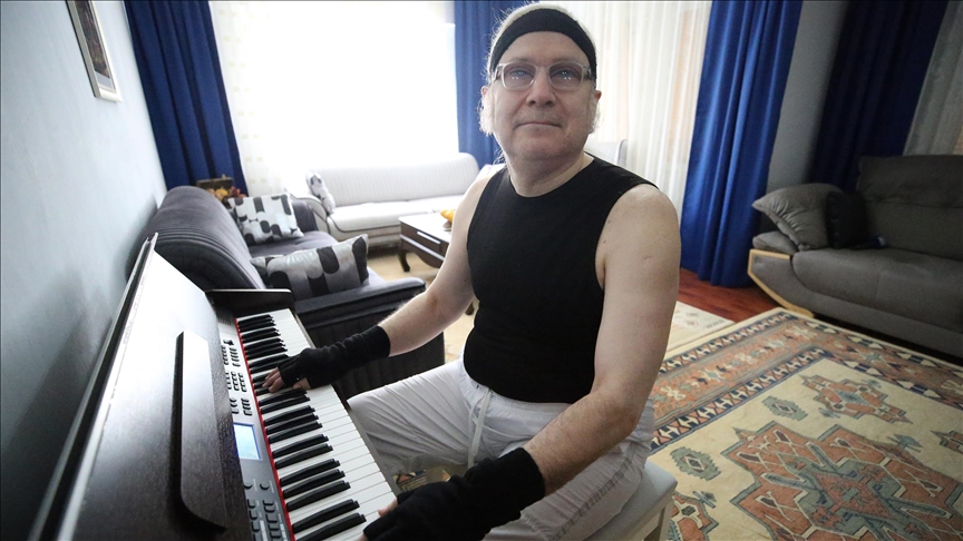 Музичар со оштетен вид, кој наоѓа утеха во своите композиции, има цел да издаде албум