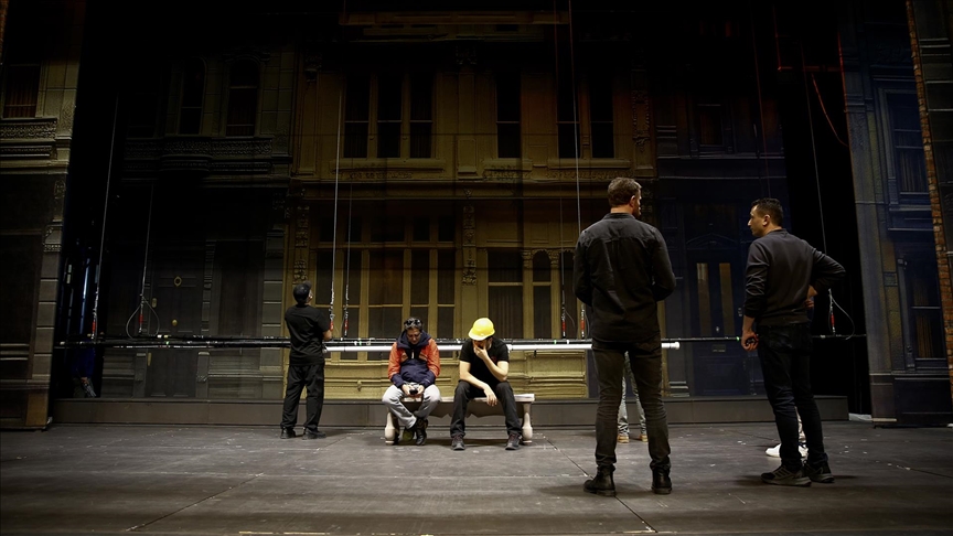 Operanın görünmez kahramanları "Singin' in the Rain" müzikali için yoğun çaba harcıyor